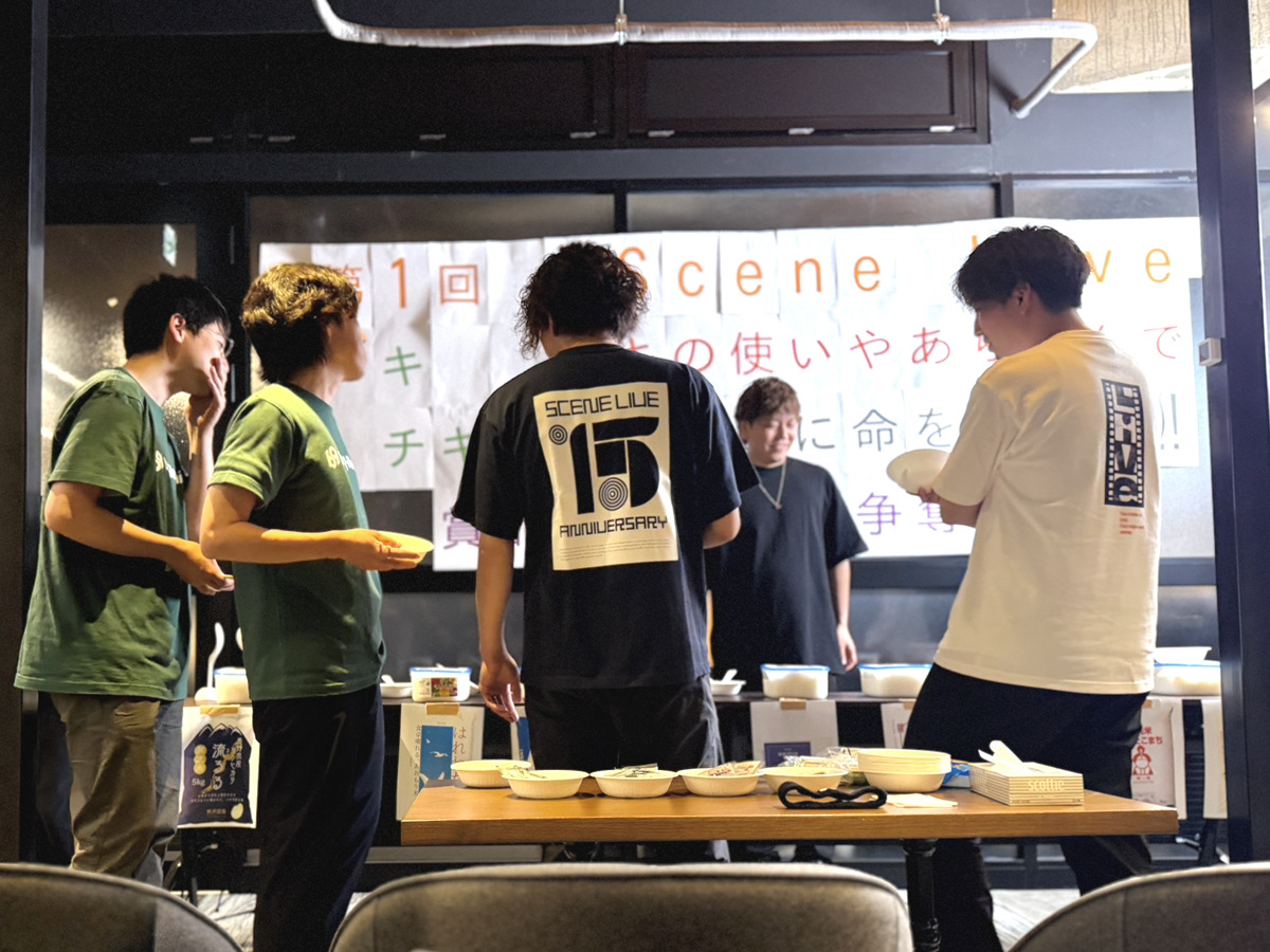 オリジナルTシャツを着用し社内イベントを楽しむ社員