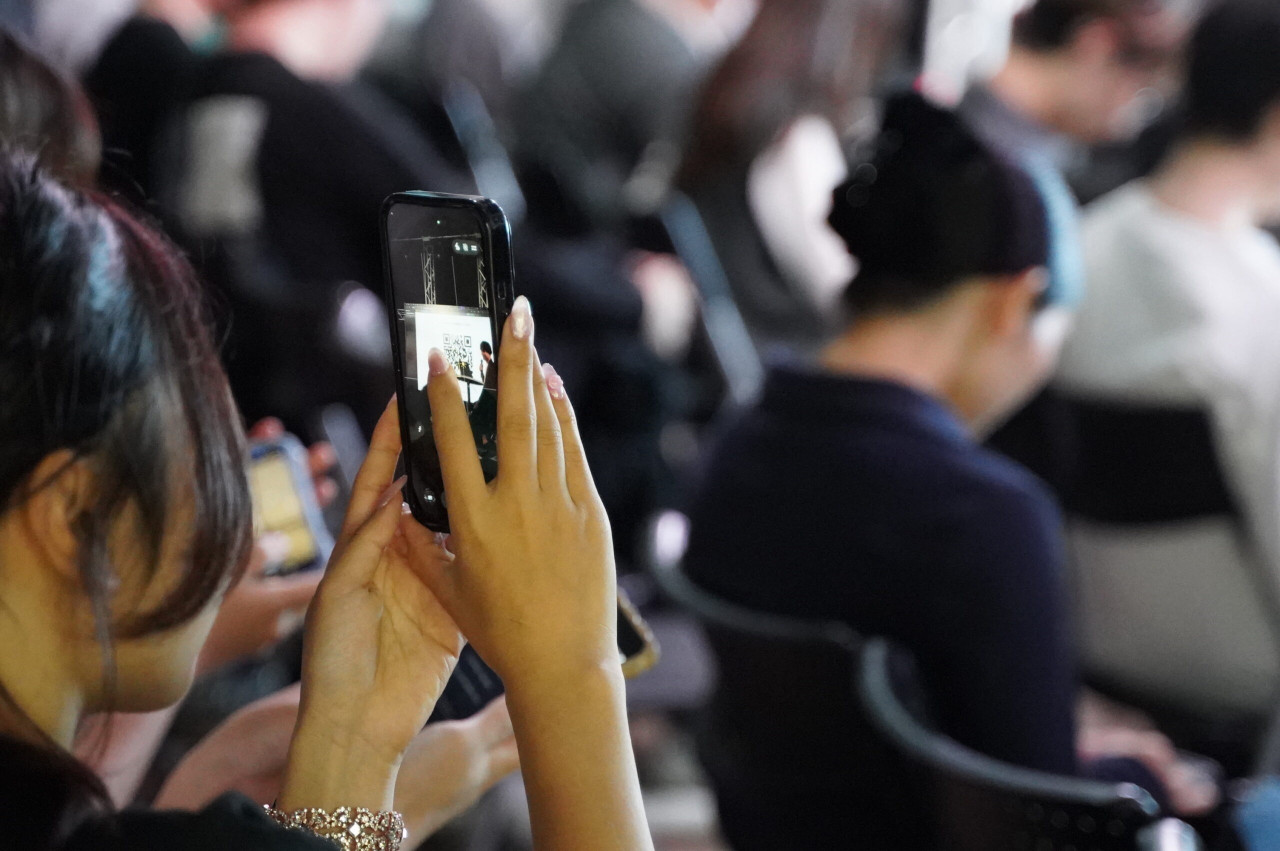 発行されたQRコードをスマホで読み取る学生