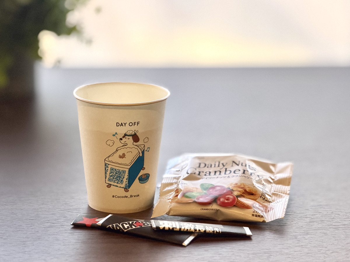 社内で提供されているドリンクやお菓子の一例